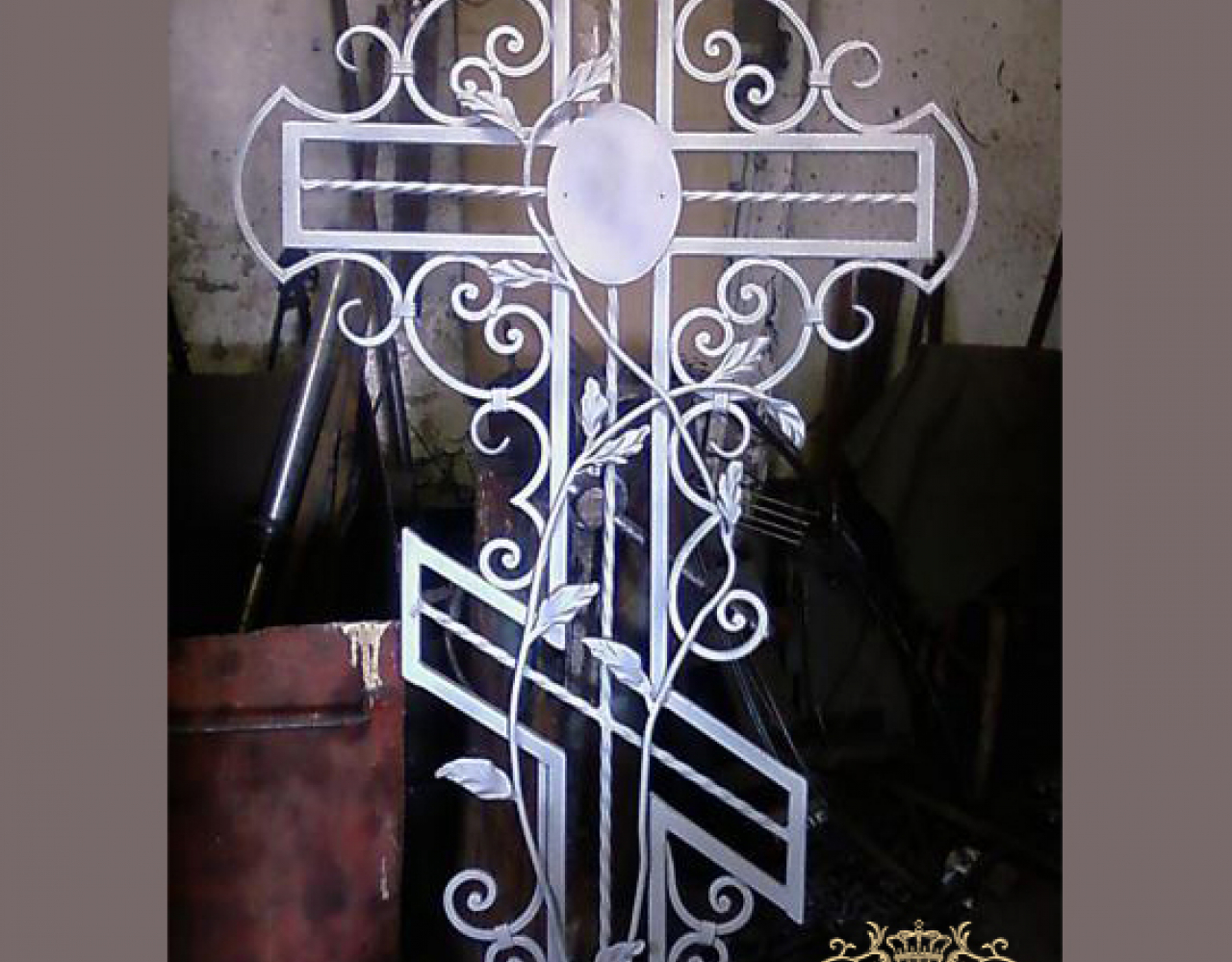 Белый кованый крест с ажурным рисунком РК-013