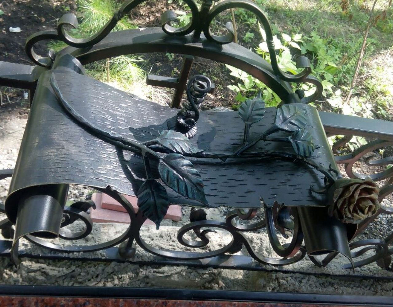 Ажурная ограда на могилу с кованой розой РК-054