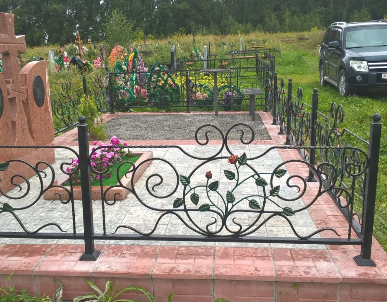 Кованая ограда с зелеными листочками и розой РК-057