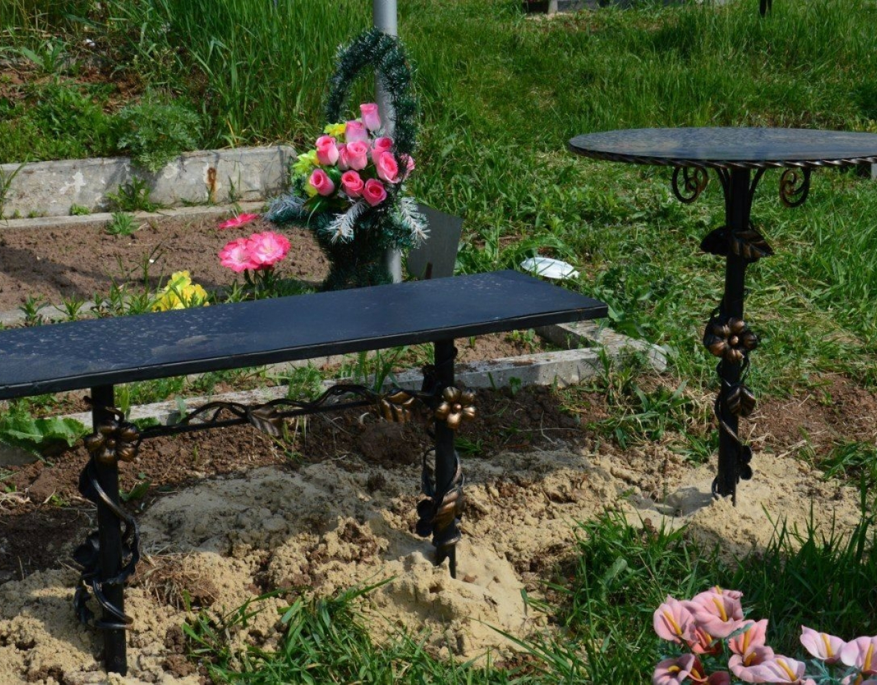 Кованые столик и лавочка на кладбище РК-058