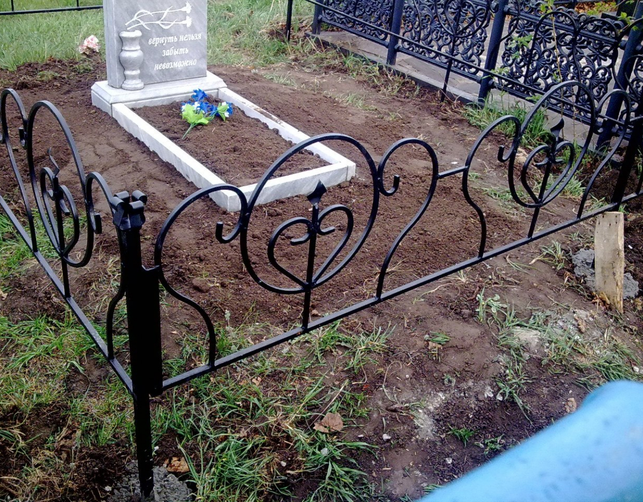 Кованая ограда на могилу в черном цвете РК-059