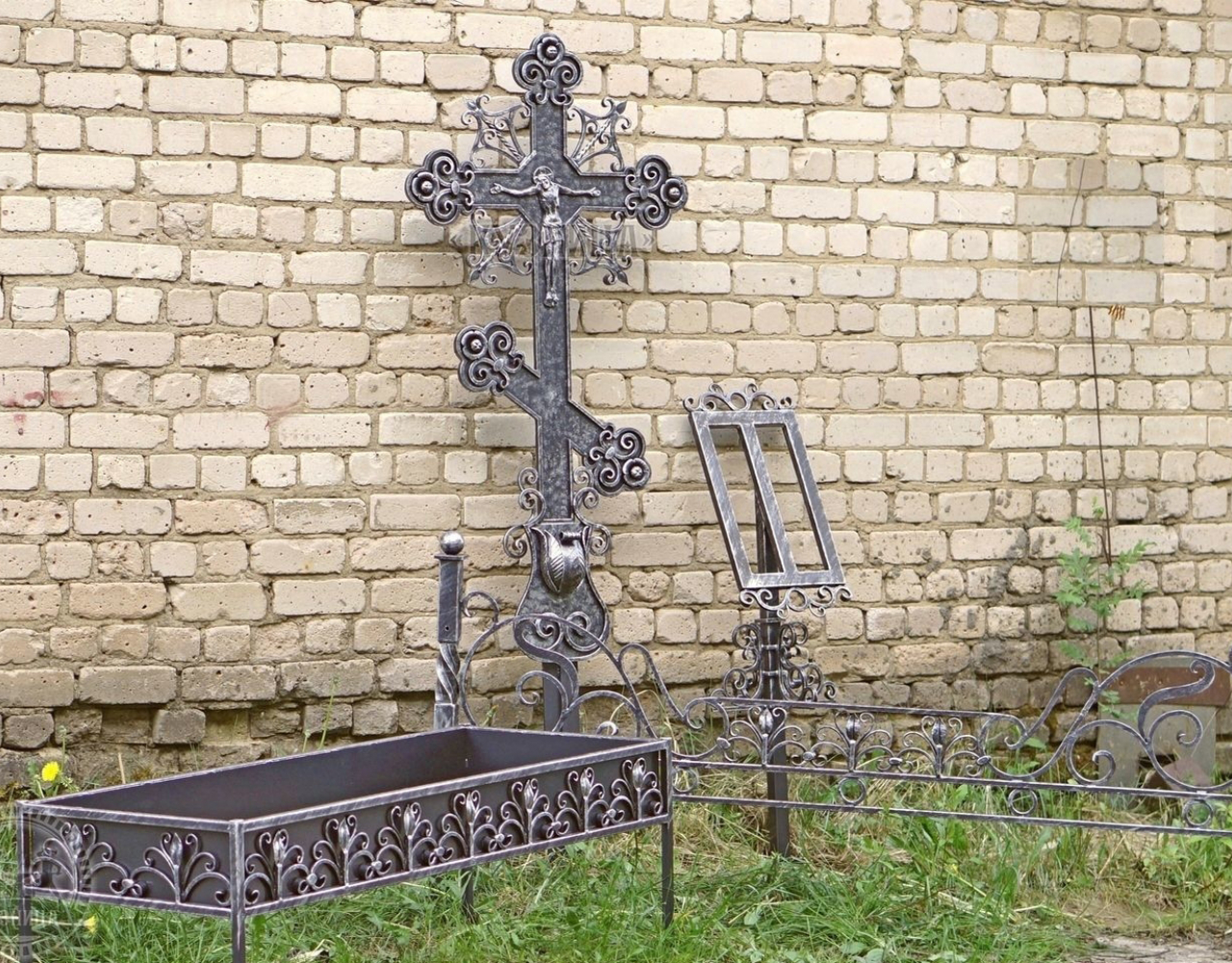 Кованый крест с распятием и гробница на кладбище РК-062
