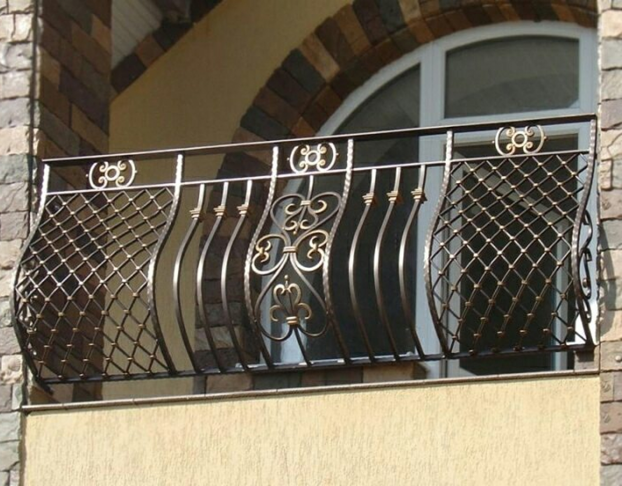 Кованый балкон с ограждением сетка КБ-057