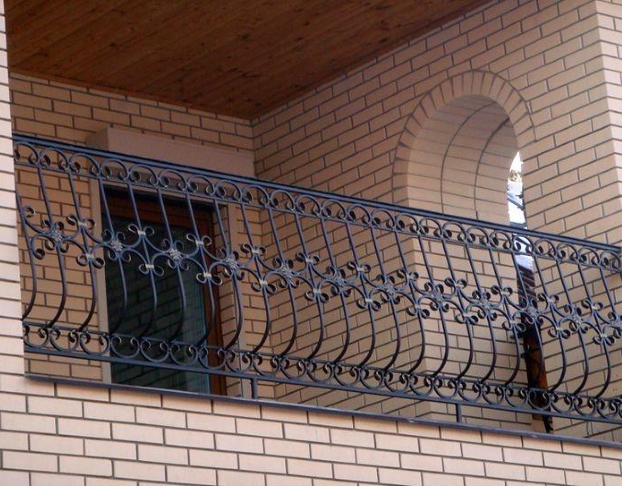 Уличный кованый балкон КБ-058