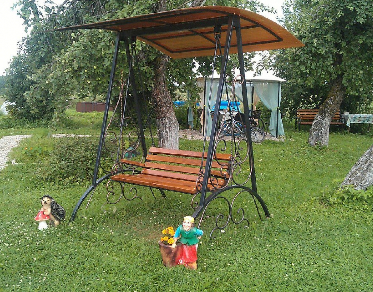 Небольшие кованые качели на лужайку КЧ-101