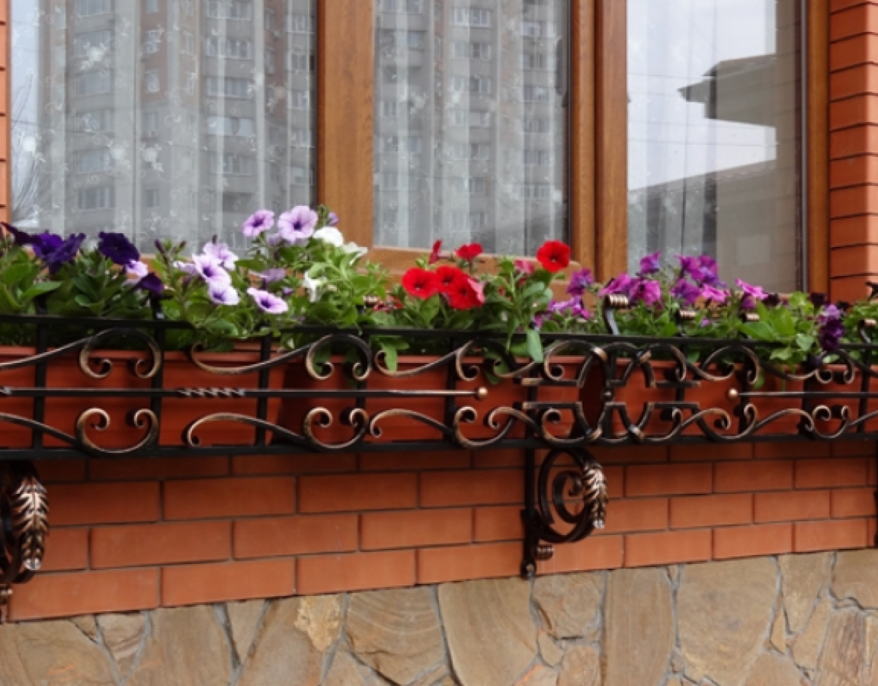 Цветочница 77. Цветочник на окно. Кованые цветочницы на балкон. Кованые Балкончики для цветов. Кованые балконные ящики для цветов.