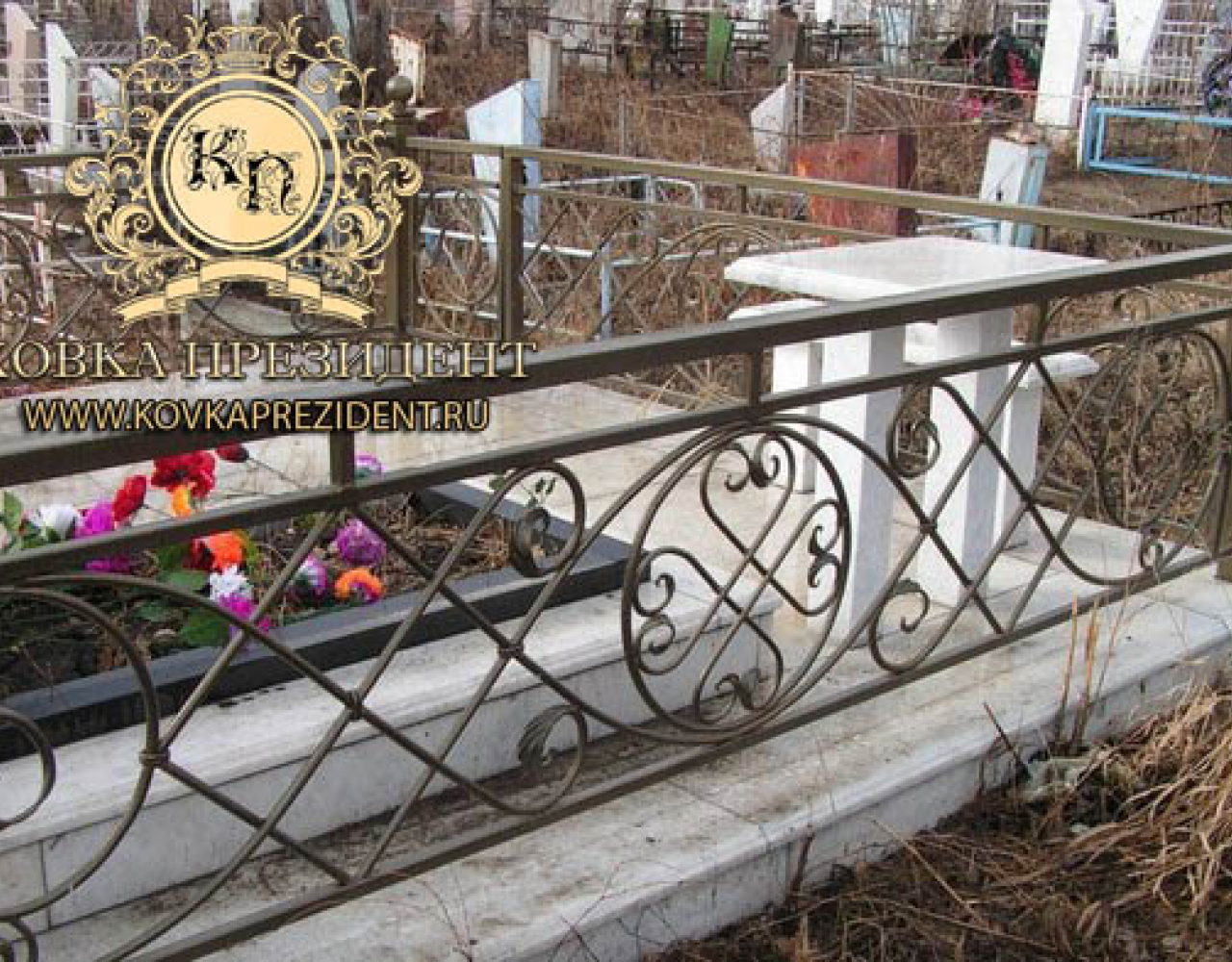 Коричневая кованая ограда на кладбище РК-080