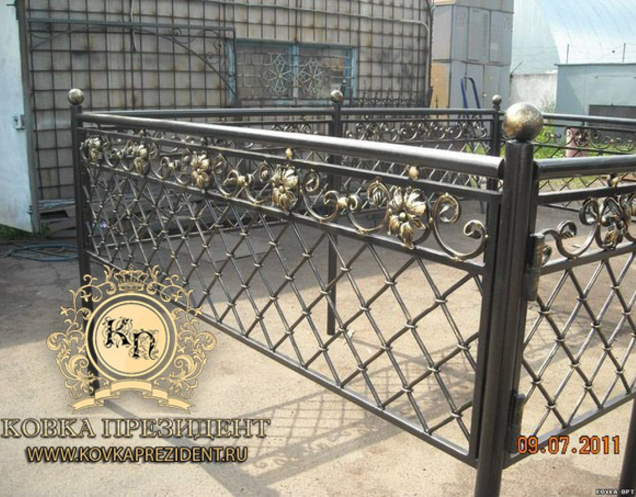 Кованая ограда с сеткой и золотыми цветами РК-082