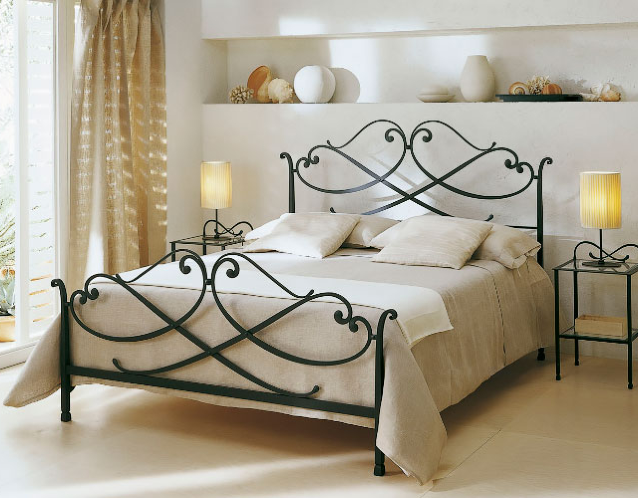 Кованая кровать с фигурным орнаментом КРВ-028