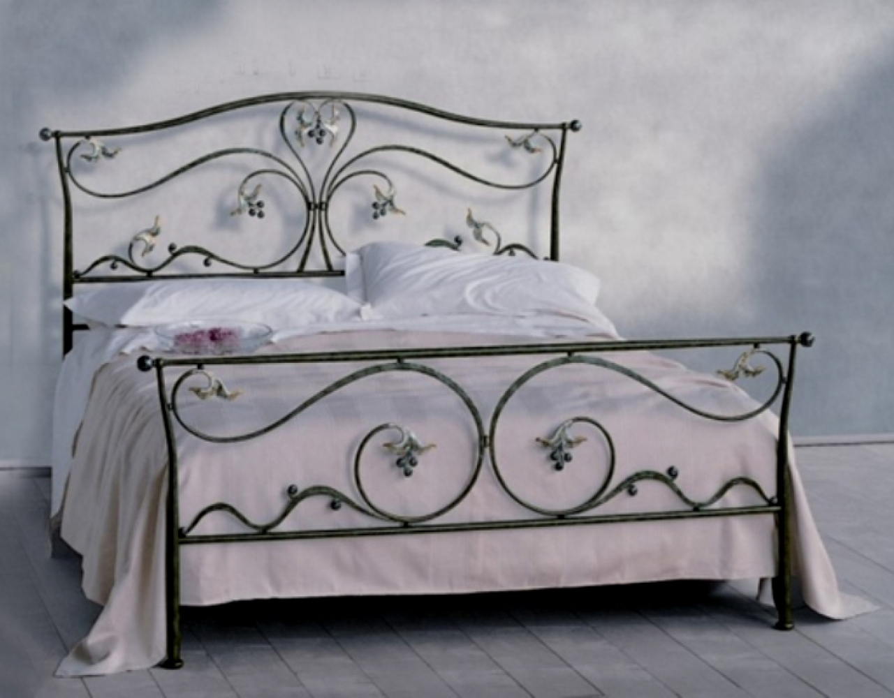 Кованая кровать с волютами и акантовыми листьями КРВ-042