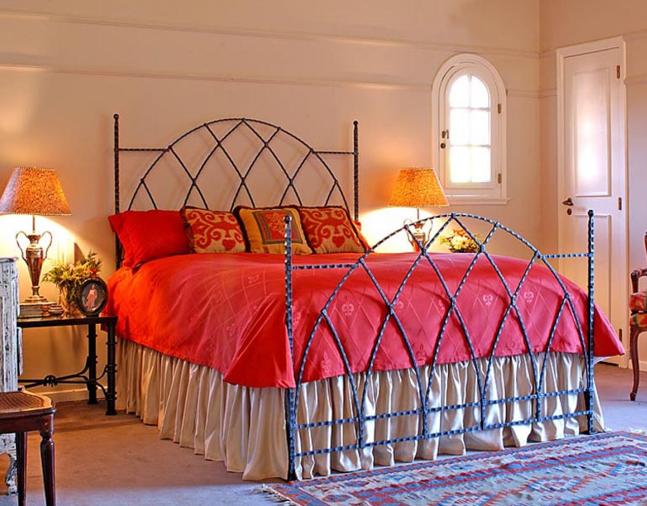 Кованая кровать с сеткой КРВ-046