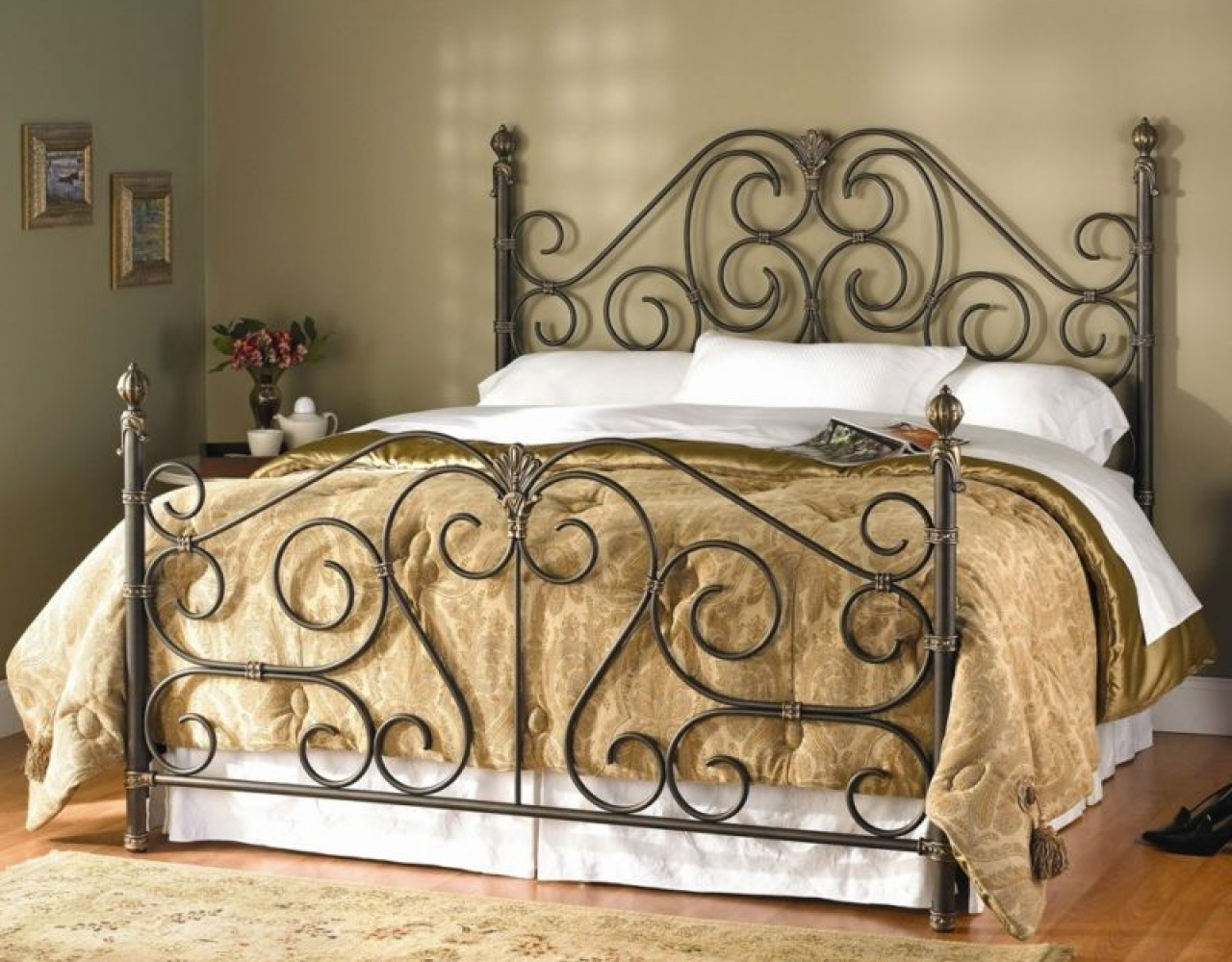 Кованая кровать с орнаментом из волют КРВ-051