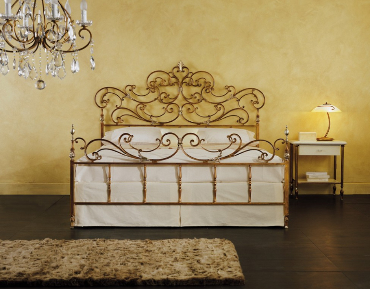 Кованая кровать с золотым орнаментом КРВ-069