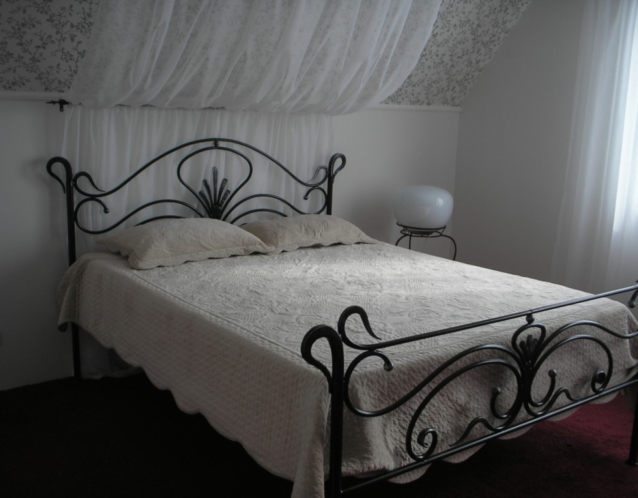 Кованая кровать с декоративным орнаментом КРВ-083