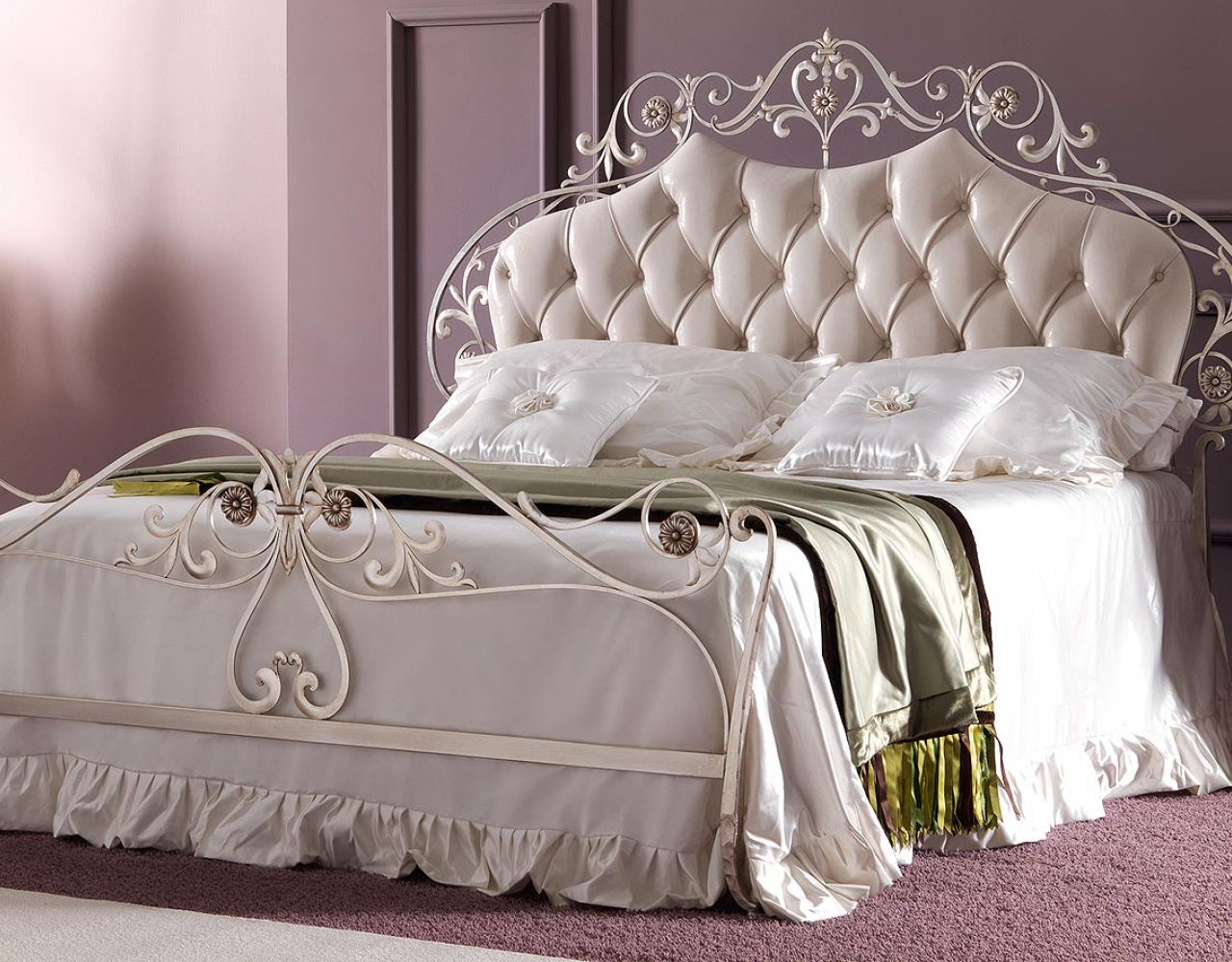 Белая кованая кровать с мягким изголовьем КРВ-111