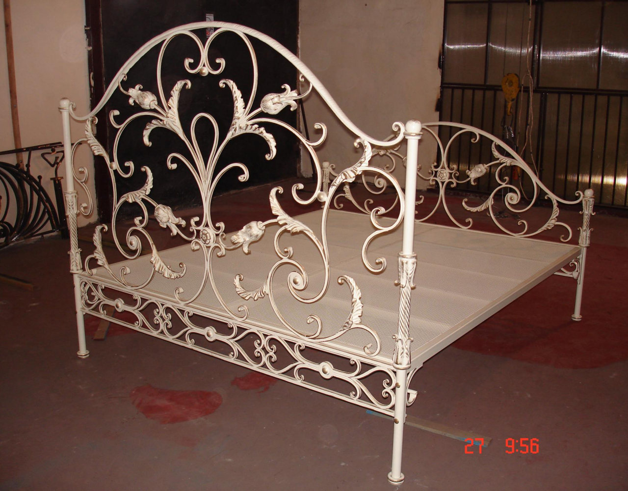 Кованая кровать с белыми цветами КРВ-119
