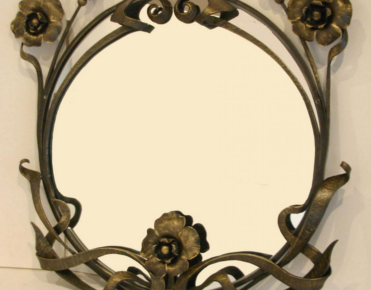Круглое зеркало с художественной ковкой КЗР-045