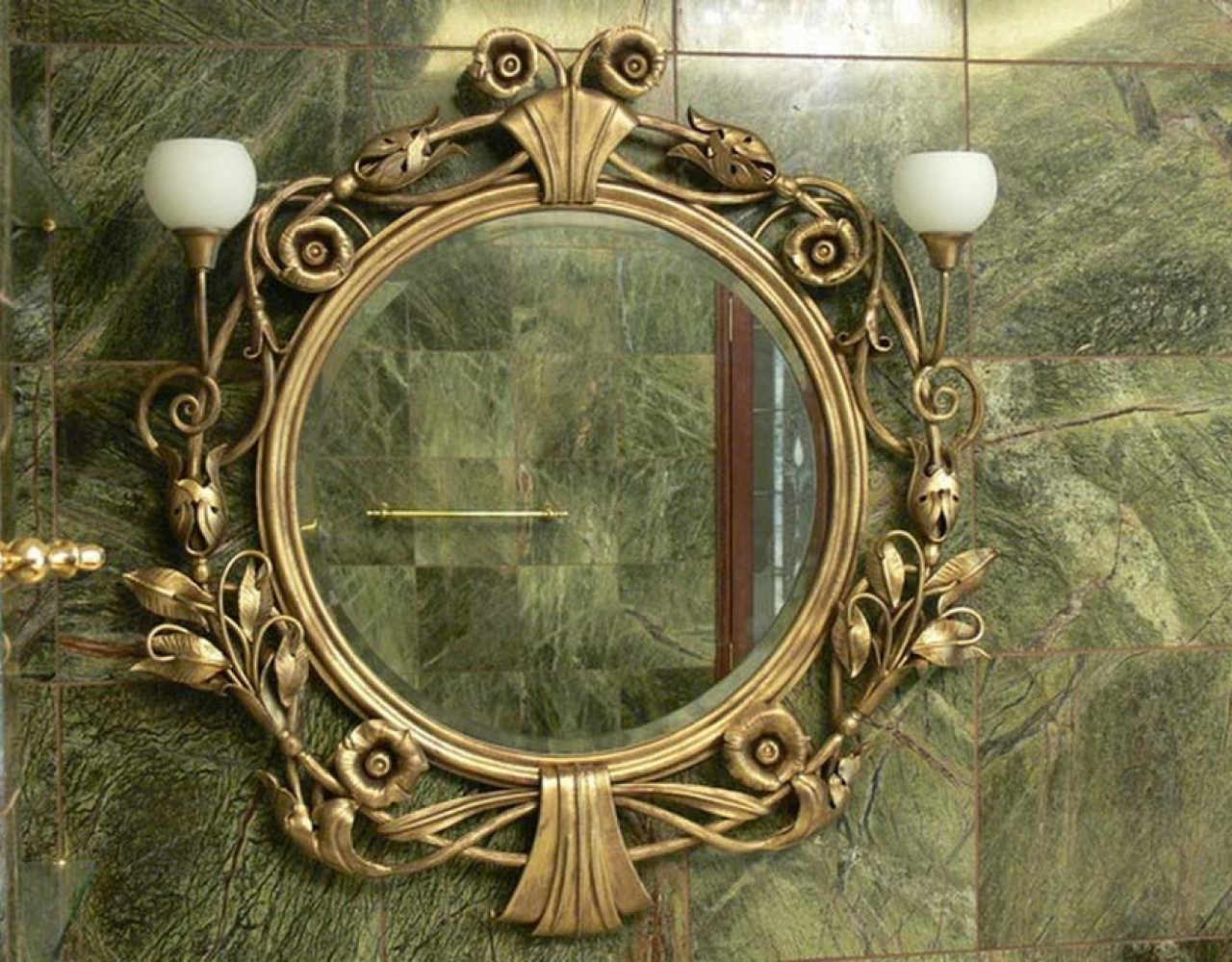 Круглое кованое зеркало с золотым напылением КЗР-048