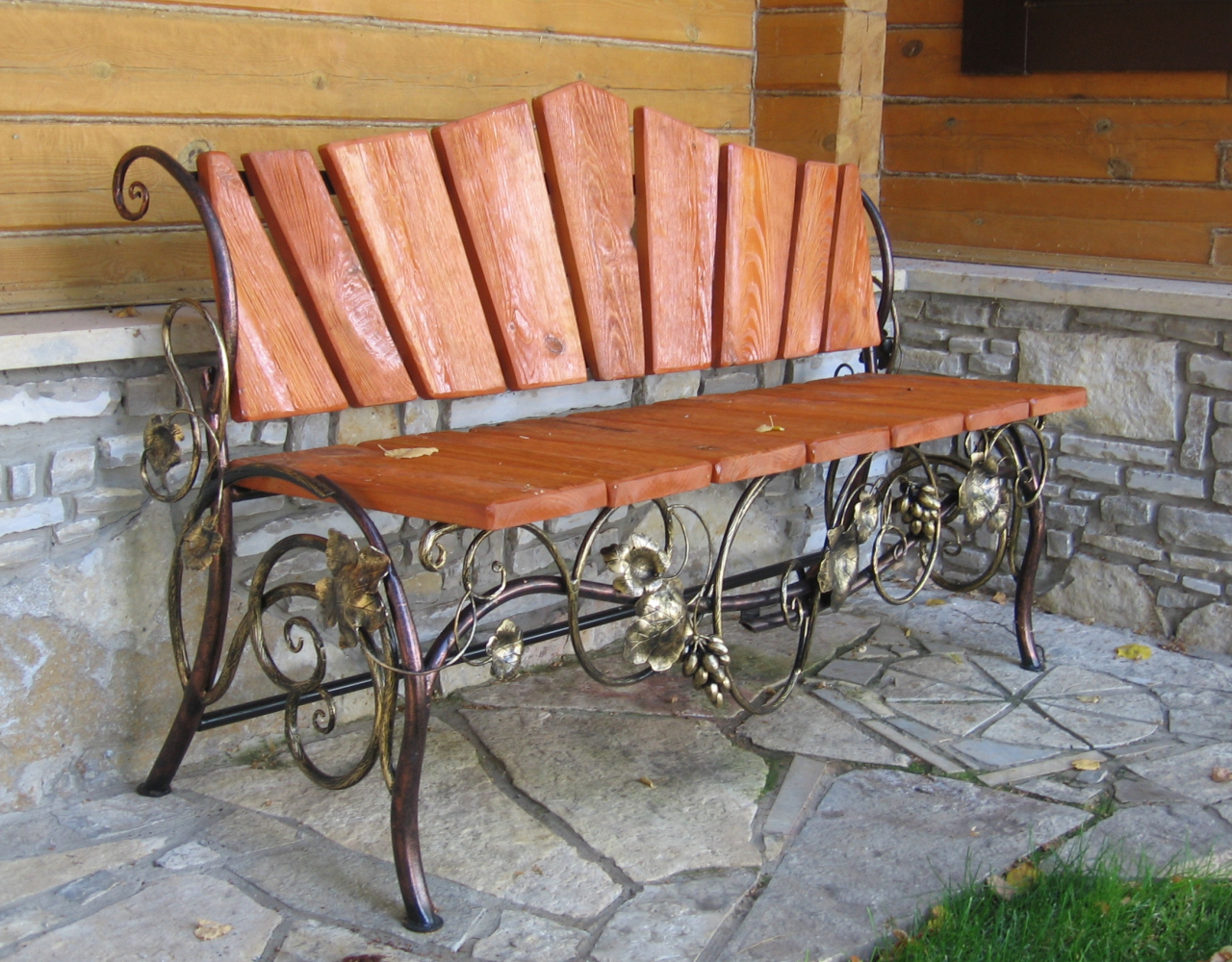 Кованая скамейка с фигурной спинкой КС-024