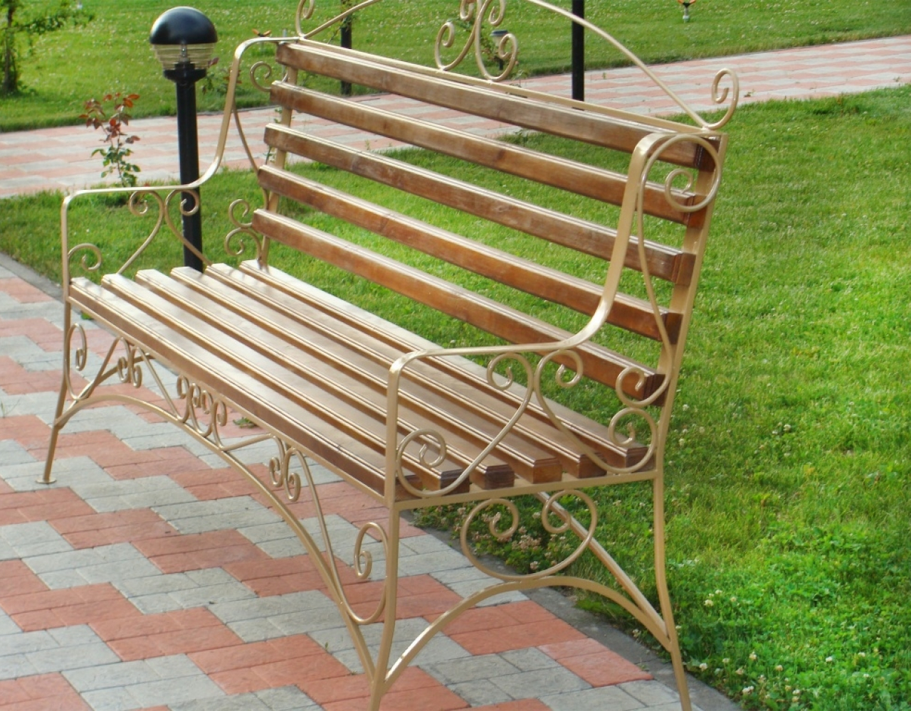 Кованая скамейка с золотым орнаментом КС-035