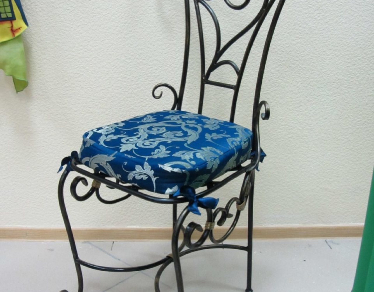 Кованый ажурный стул с мягким сиденьем СТЛ-030