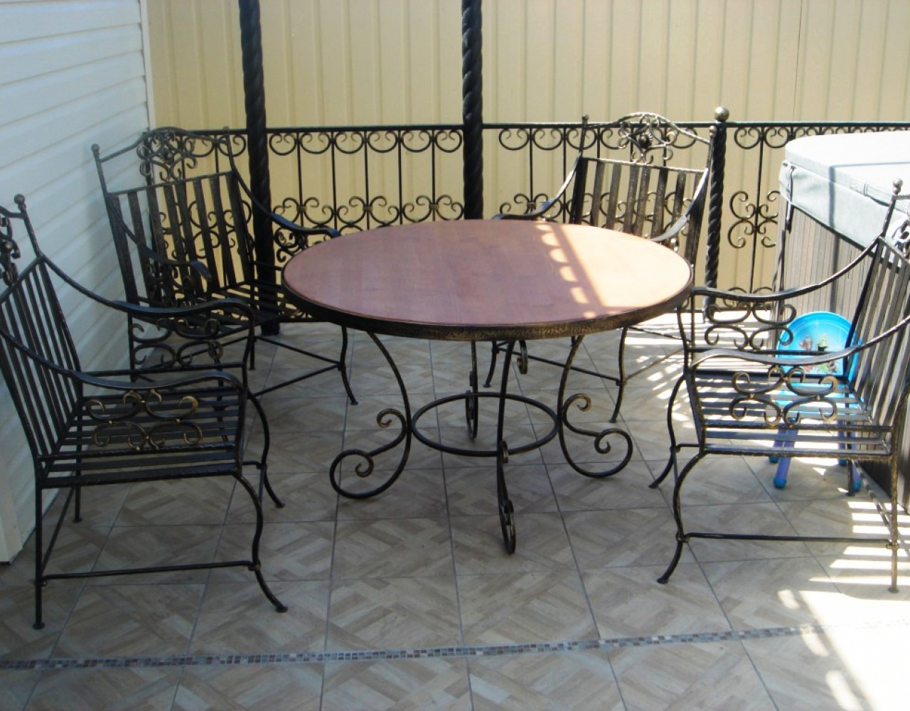 Кованые стулья и стол для отдыха на улице СТЛ-043