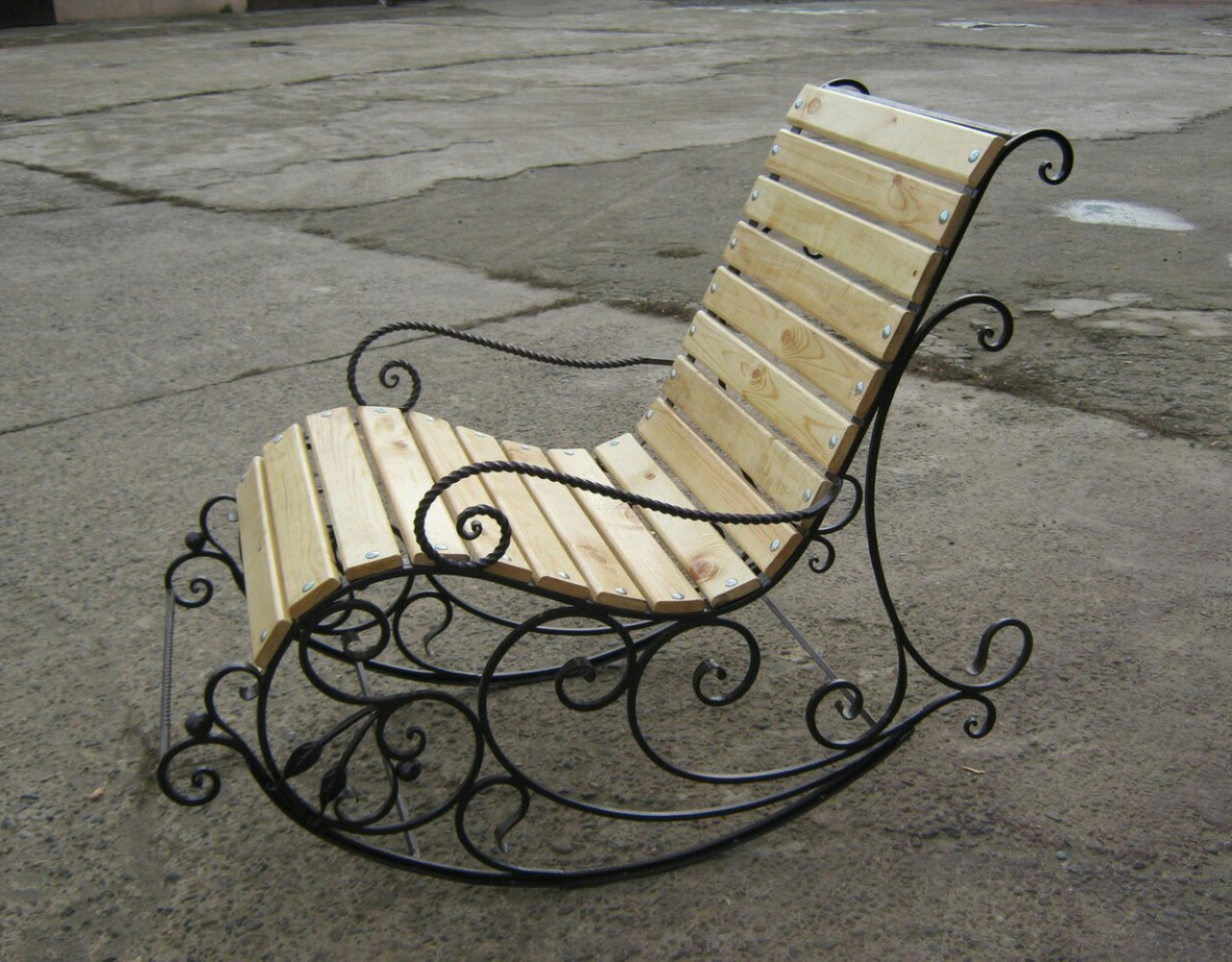 Кованое кресло-качалка с завитками СТЛ-105
