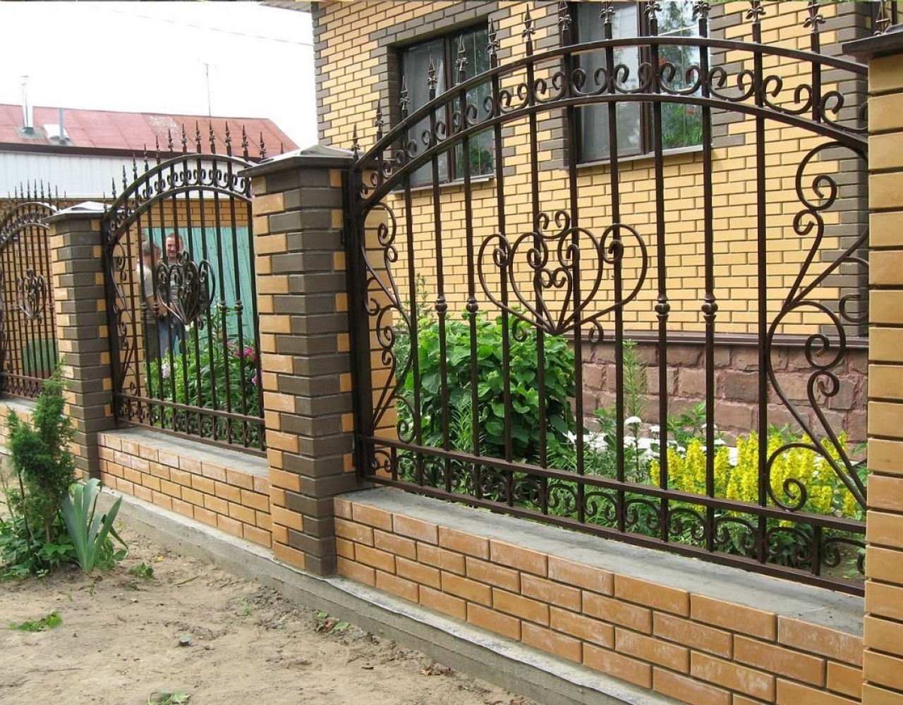 Кованый забор для кирпичного дома ЗА-053