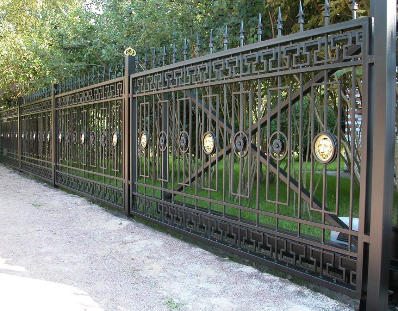 Кованый забор с розетками и львами ЗА-054