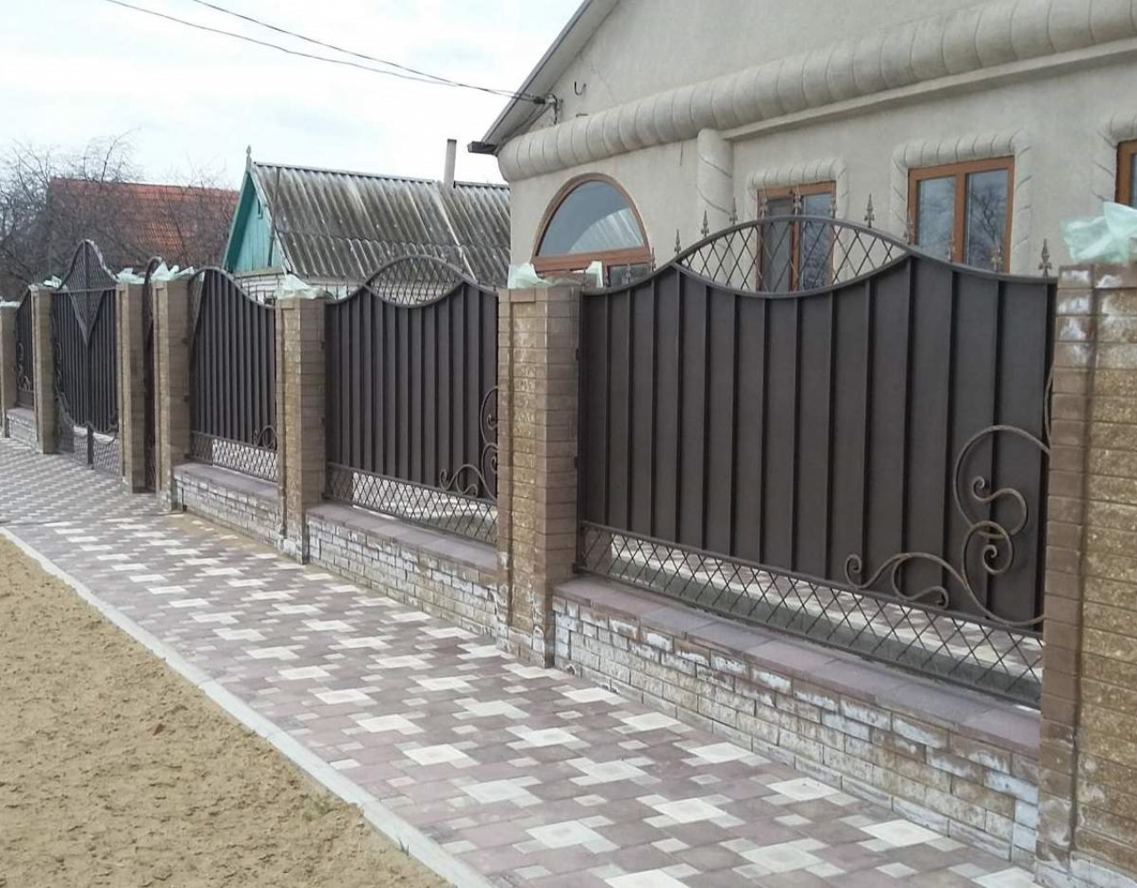 Закрытый темный кованый забор ЗА-080