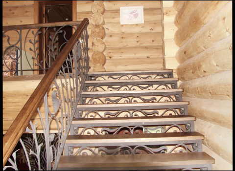 Белая кованая лестница с деревянными поручнями КЛ-024
