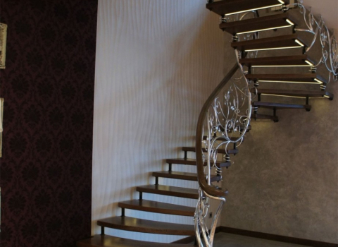 Полувинтовая кованая лестница с серебряными перилами КЛ-039