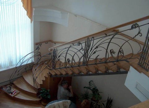Кованая лестница с оригинальными перилами КЛ-068