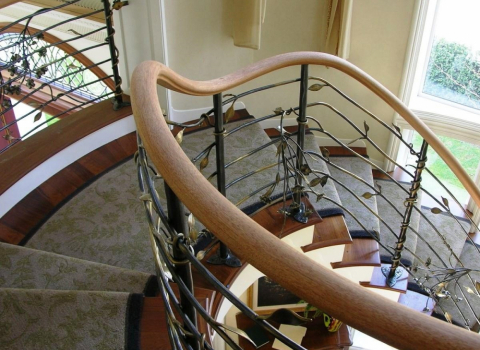 Кованая лестница с перилами в виде веточек КЛ-078