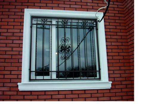 Кованая решетка на окно для дома КР-114