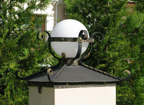 Кованый круглый фонарь на ворота КСФ-075