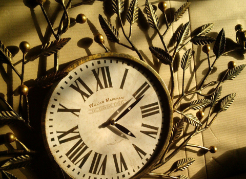 Кованые часы с листьями в золотом цвете КЧС-018