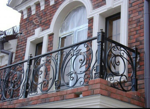 Кованый уличный балкон с витым узором КБ-067