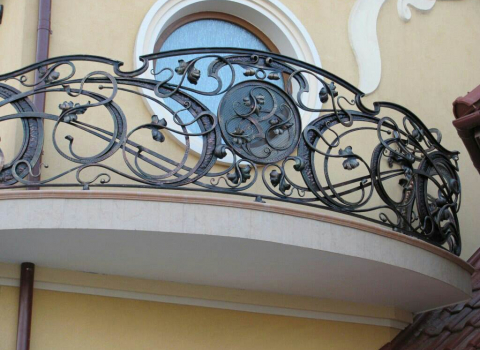 Кованый балкон с гербом и листьями КБ-069