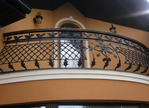 Полукрыглый кованый балкон сетка и листья КБ-071