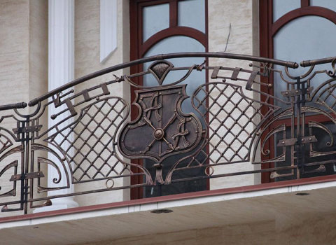 Оригинальный кованый балкон с гербом КБ-073