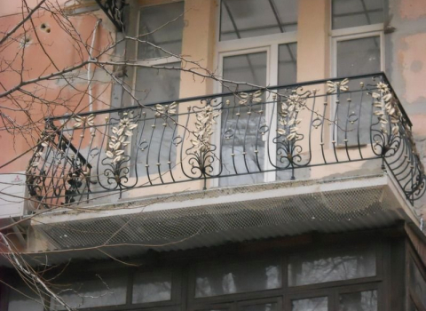 Кованый балкон в классическом стиле с листьями КБ-090