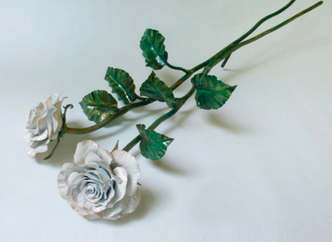 Кованые белые розы с зелёными листьями КЦВ-036