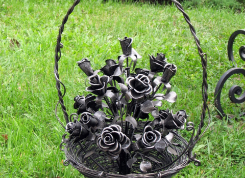 Корзинка с коваными розами для ландшафтного дизайна КЦВ-040