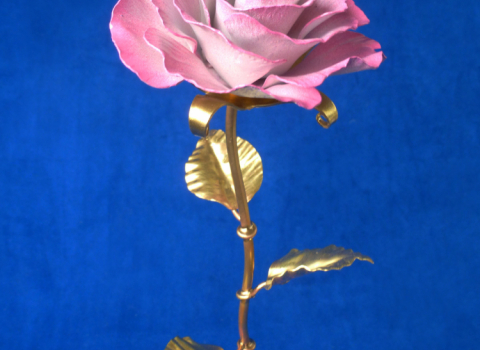Розовая кованая роза с золоченой ножкой КЦВ-042
