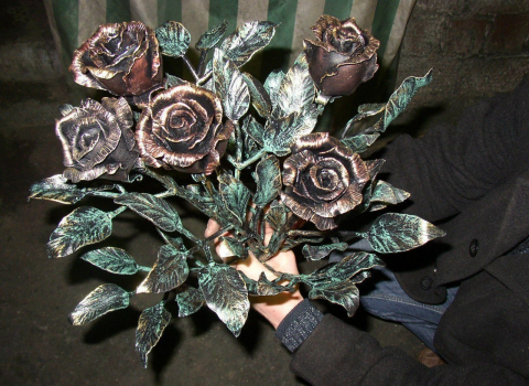 Кованые крупные цветные розы КЦВ-047