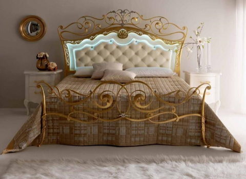 Кованая кровать с золотым напылением КРВ-094