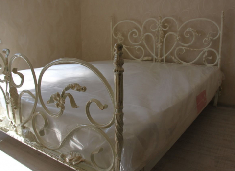 Элитная белая кованая кровать КРВ-105