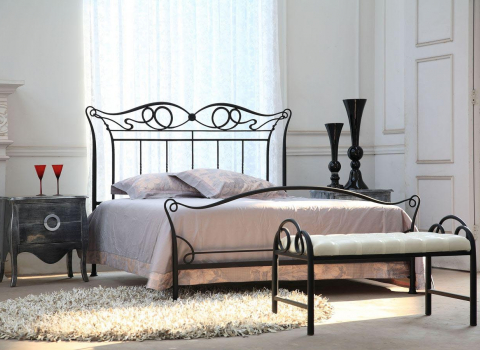 Кованая кровать в классическом стиле КРВ-108