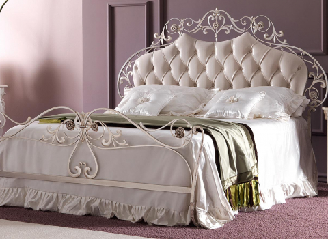 Белая кованая кровать с мягким изголовьем КРВ-111